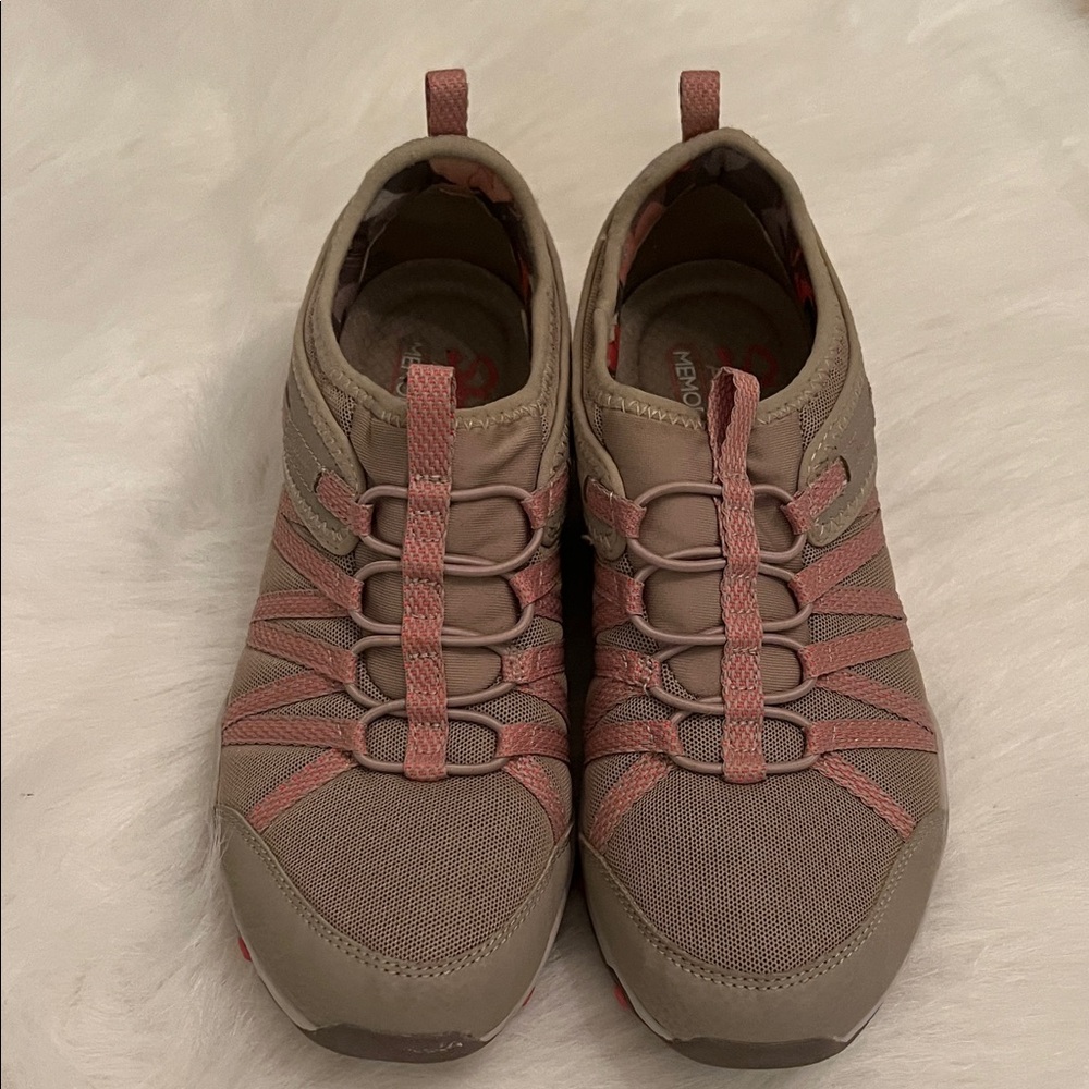 Sketchers Women's Pink and Gray Athletic Shoes. Mesh and Suede. Gently worn